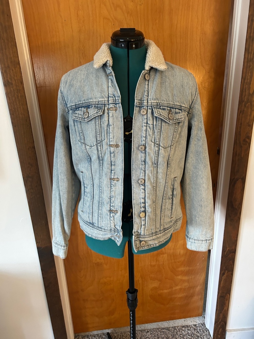 Women's Light Wash Sherpa Collar Denim Jacket - Unbranded